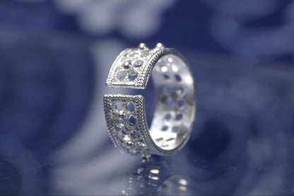 The Clover Band Ring