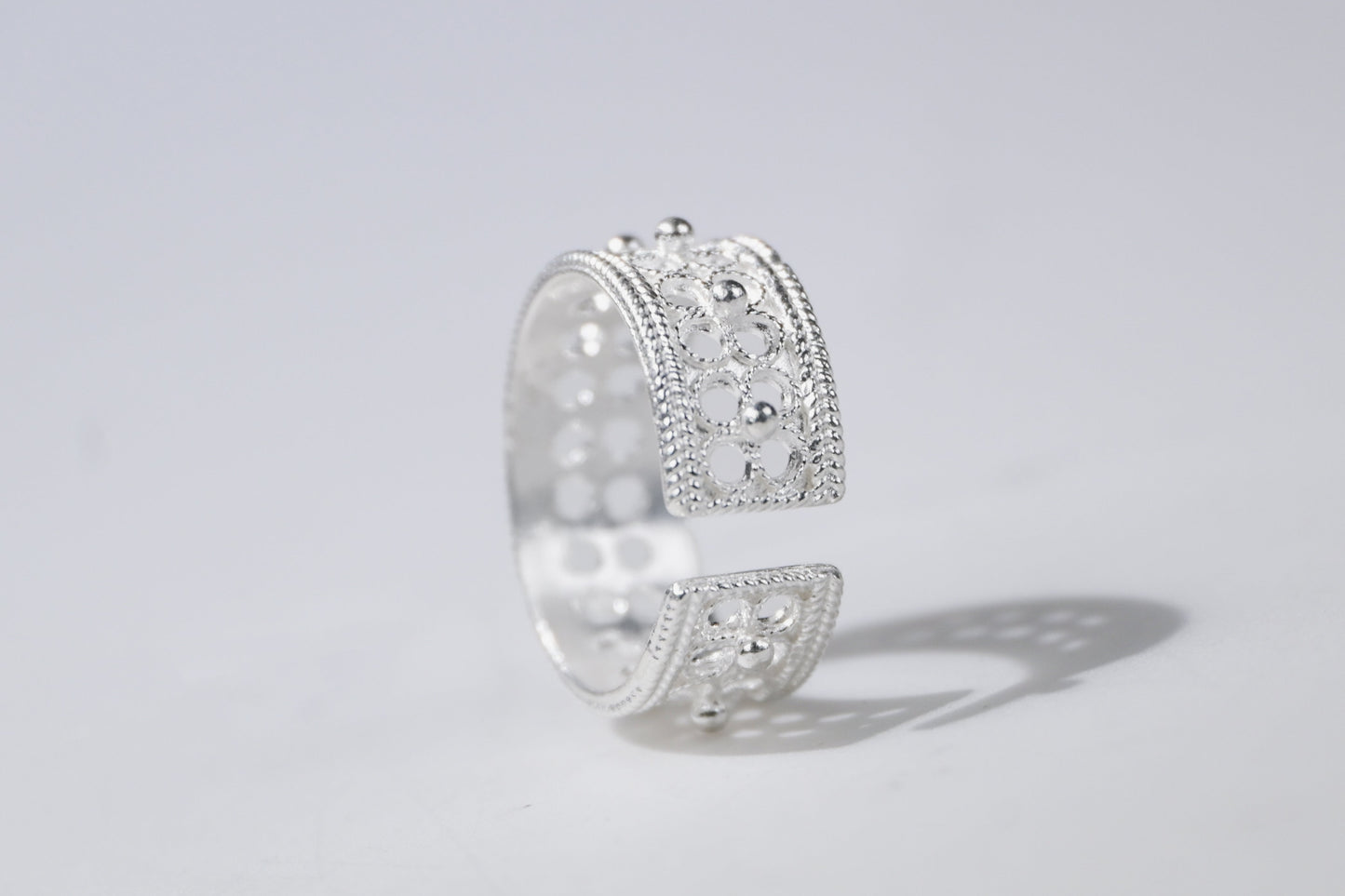 The Clover Band Ring