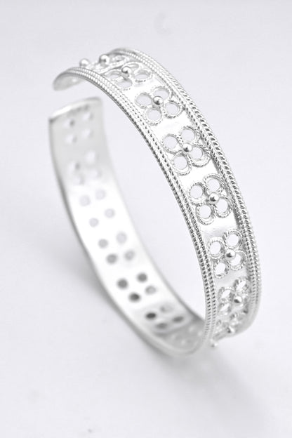 The Clover Cluster Cuff